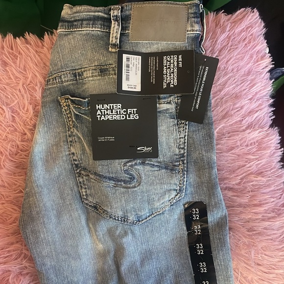 I have two pairs of the same size and style of jeans these are silver jeans - Picture 2 of 4